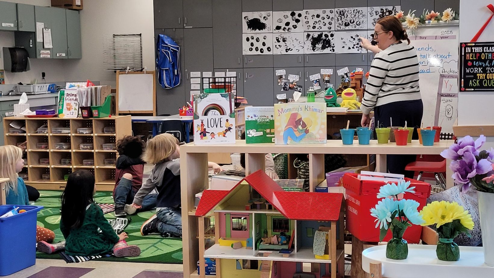 Seattle Preschool Program teacher leads children in classroom learning activity